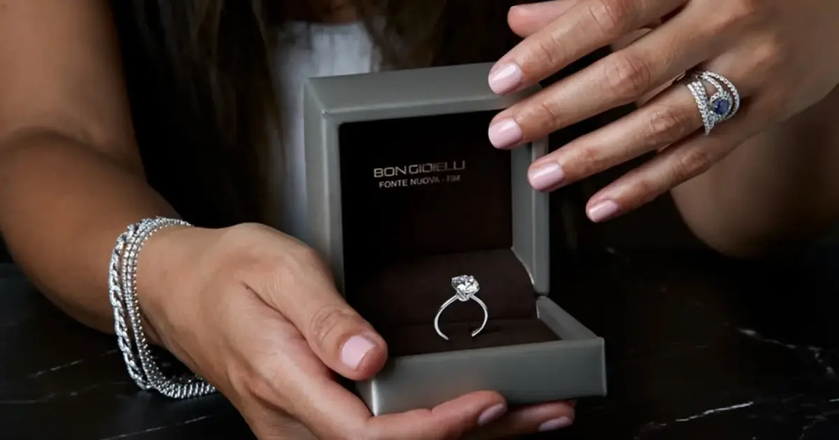 Ecco alcuni metodi per ottenere in modo discreto la misura dell’anello del tuo partner per un regalo a sorpresa