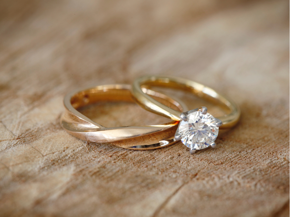 Solitaire ring with diamonds and 18K yellow gold wedding band