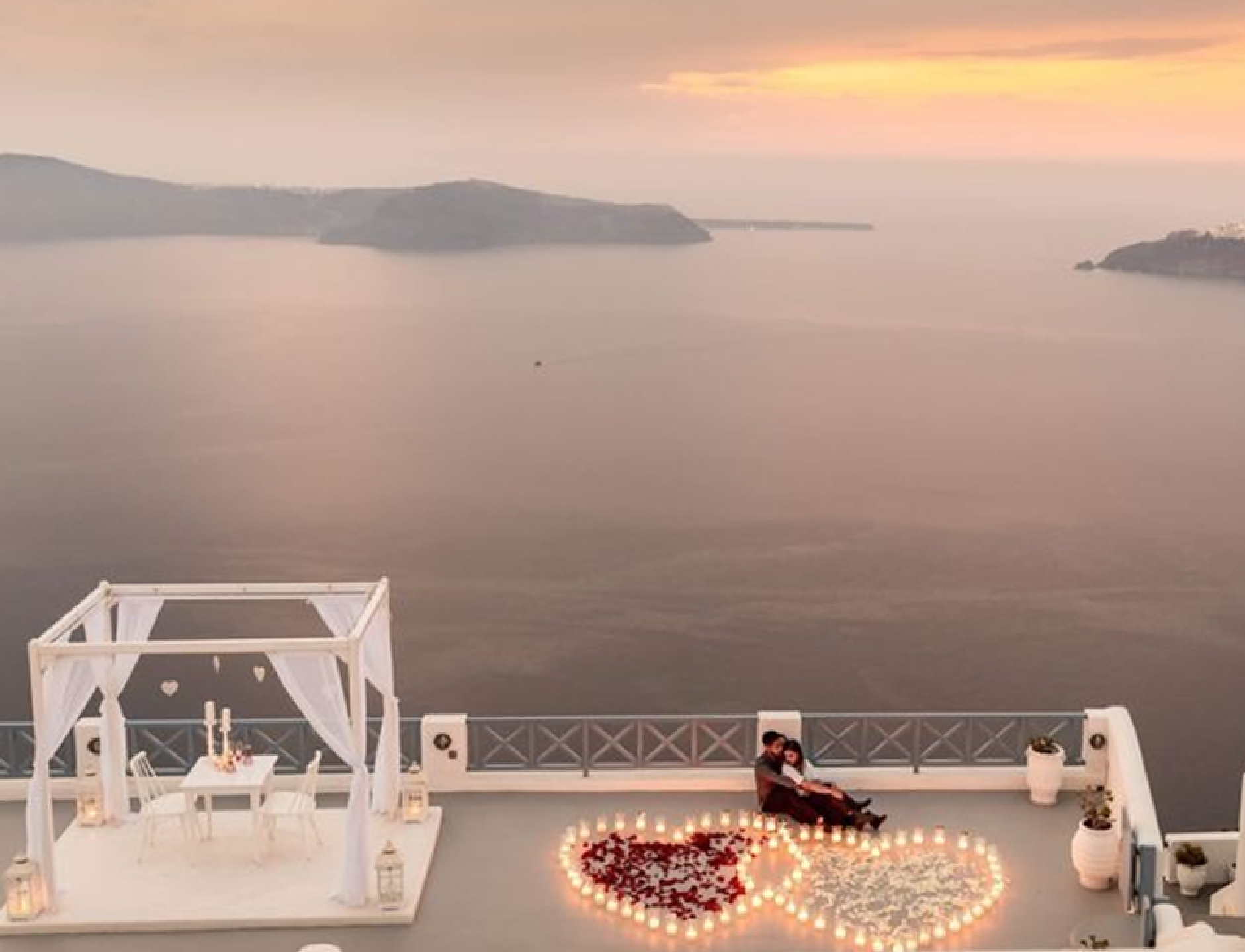 Proposta di matrimonio romantica con vista mare al tramonto con un anello di fidanzamento Bon Gioielli