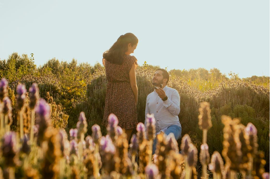 Coppia felice durante proposta di matrimonio in primavera con anello di fidanzamento solitario Bon Gioielli