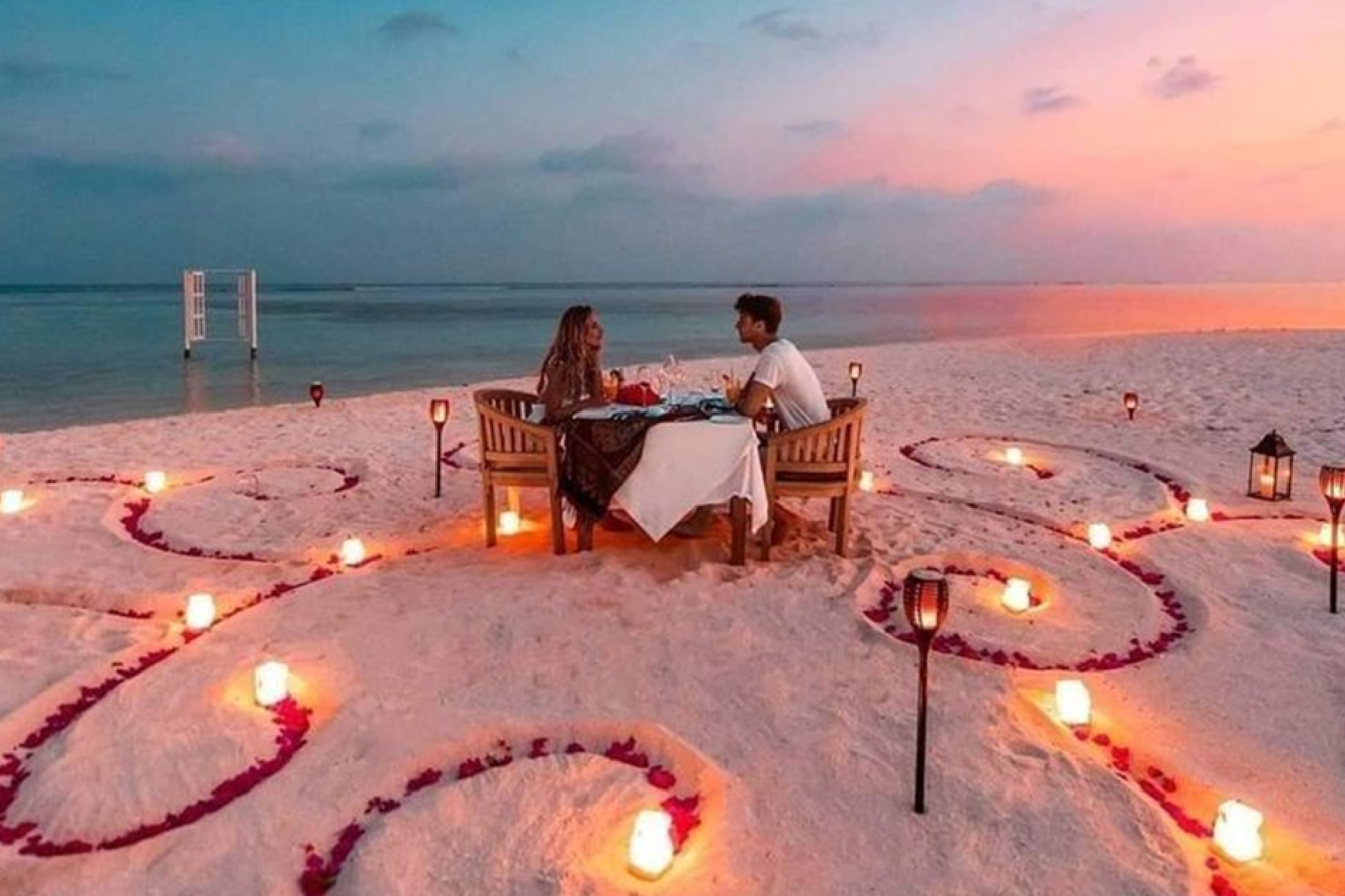 Proposta di matrimonio sulla spiaggia al tramonto con anello in oro rosa Bon Gioielli