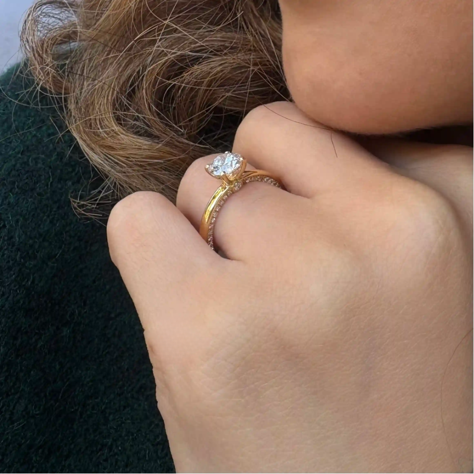 Anello di fidanzamento Halo nascosto Sagitta con diamanti Bon Gioielli