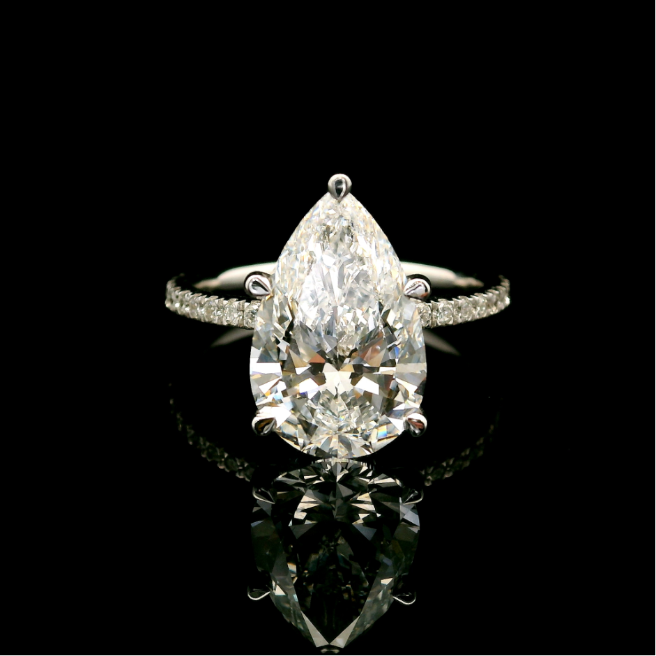 Pear-cut diamond engagement ring in 18 kt white gold